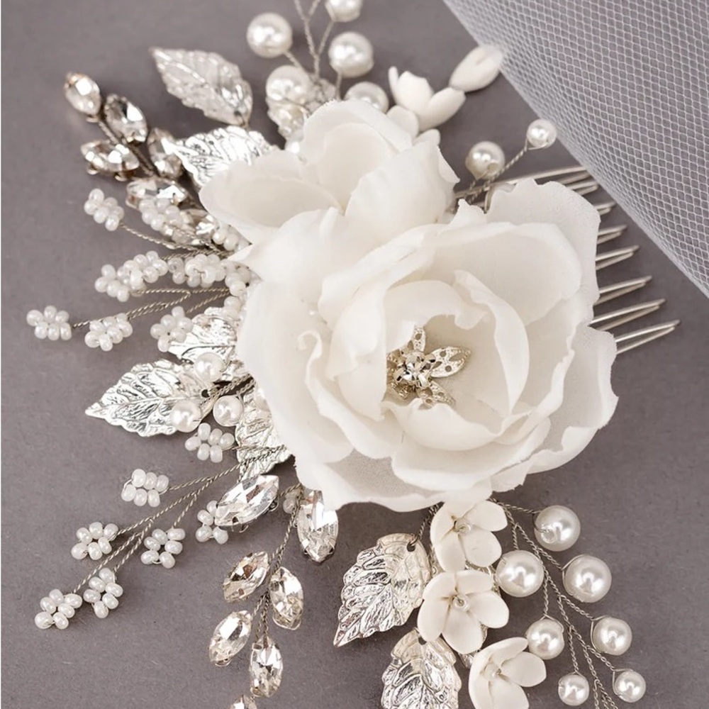NWOT - Silk Flower Bridal Hairpiece - Bridal Hair Comb - White and Silver - Picture 3 of 4